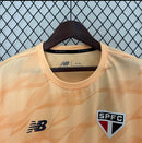 Camisa de treino São Paulo FC 2024/25 New Balance masculina, modelo oficial na cor predominante com escudo do SPFC e logo da New Balance em destaque