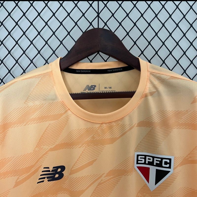 Camisa de treino São Paulo FC 2024/25 New Balance masculina, modelo oficial na cor predominante com escudo do SPFC e logo da New Balance em destaque