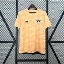 Camisa de treino São Paulo FC 2024/25 New Balance masculina, modelo oficial na cor predominante com escudo do SPFC e logo da New Balance em destaque