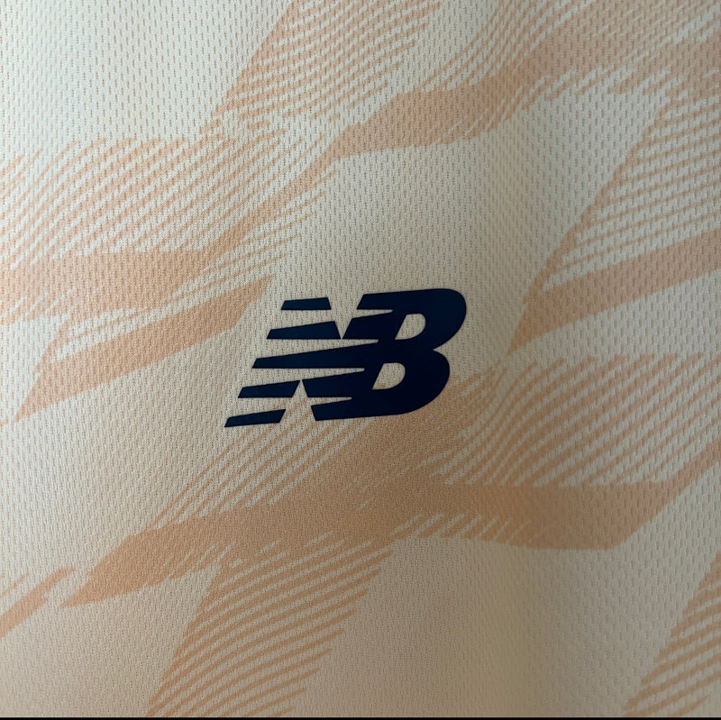 Camisa de treino São Paulo FC 2024/25 New Balance masculina, modelo oficial na cor predominante com escudo do SPFC e logo da New Balance em destaque