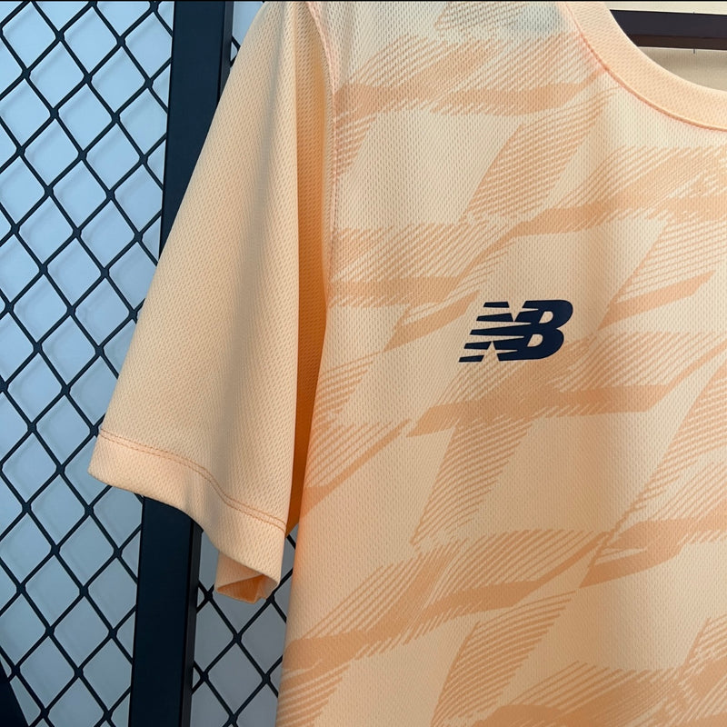 Camisa de treino São Paulo FC 2024/25 New Balance masculina, modelo oficial na cor predominante com escudo do SPFC e logo da New Balance em destaque
