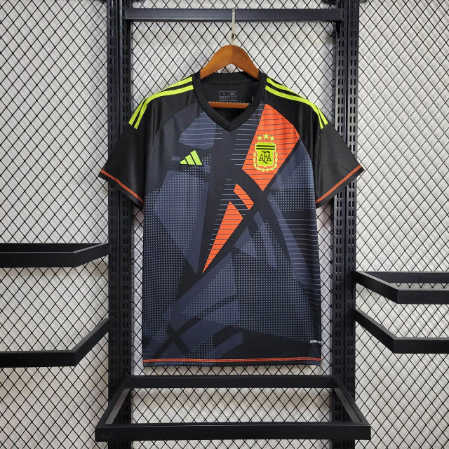 Camisa Argentina Goleiro 2024/25 Adidas Torcedor Masculina azul escuro com detalhes celestes, tecido leve e respirável – ideal para treinos, jogos e uso casual.