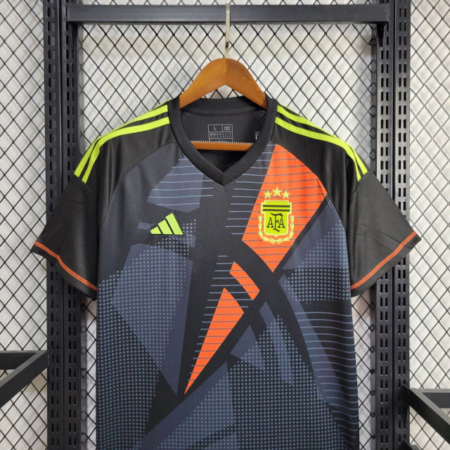 Camisa Argentina Goleiro 2024/25 Adidas Torcedor Masculina azul escuro com detalhes celestes, tecido leve e respirável – ideal para treinos, jogos e uso casual.