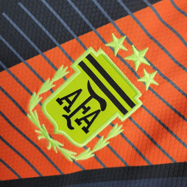 Camisa Argentina Goleiro 2024/25 Adidas Torcedor Masculina azul escuro com detalhes celestes, tecido leve e respirável – ideal para treinos, jogos e uso casual.