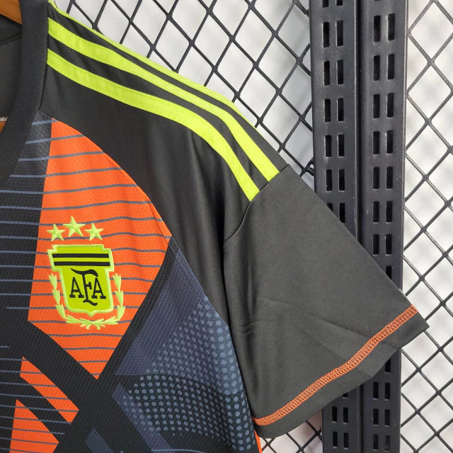 Camisa Argentina Goleiro 2024/25 Adidas Torcedor Masculina azul escuro com detalhes celestes, tecido leve e respirável – ideal para treinos, jogos e uso casual.