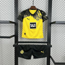 Kit Infantil Borussia Dortmund Home 2025/26 Puma com camisa amarela e short preto, escudo do clube e logo Puma