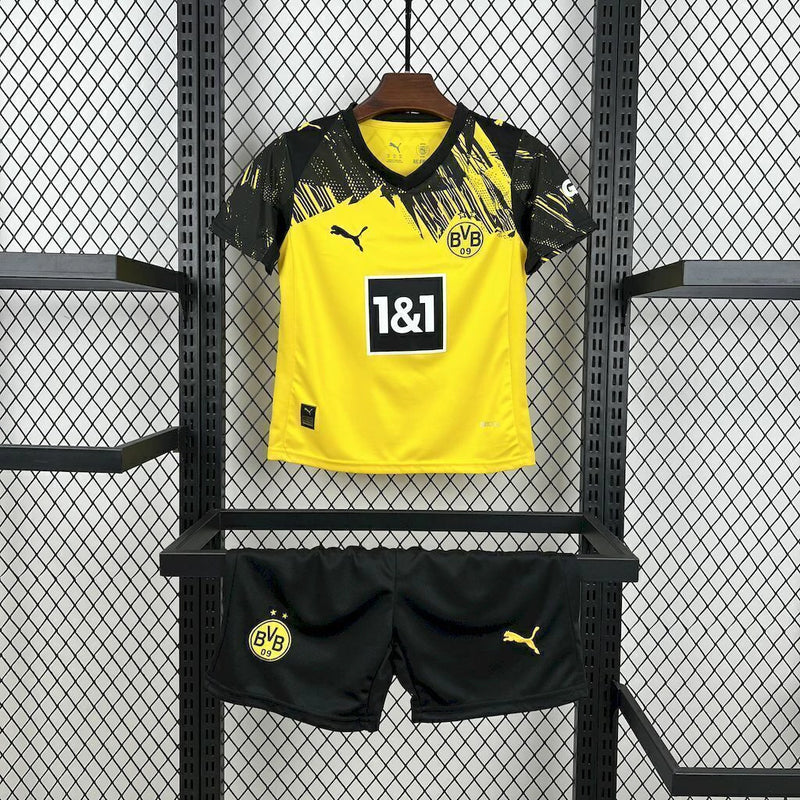 Kit Infantil Borussia Dortmund Home 2025/26 Puma com camisa amarela e short preto, escudo do clube e logo Puma
