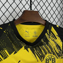 Kit Infantil Borussia Dortmund Home 2025/26 Puma com camisa amarela e short preto, escudo do clube e logo Puma