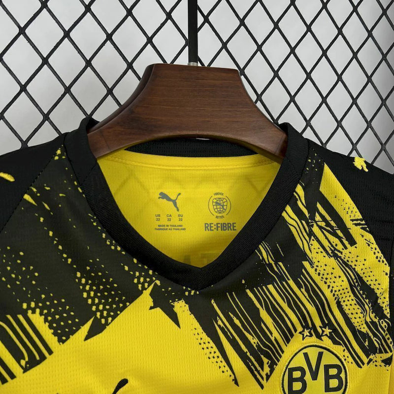Kit Infantil Borussia Dortmund Home 2025/26 Puma com camisa amarela e short preto, escudo do clube e logo Puma