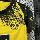 Kit Infantil Borussia Dortmund Home 2025/26 Puma com camisa amarela e short preto, escudo do clube e logo Puma