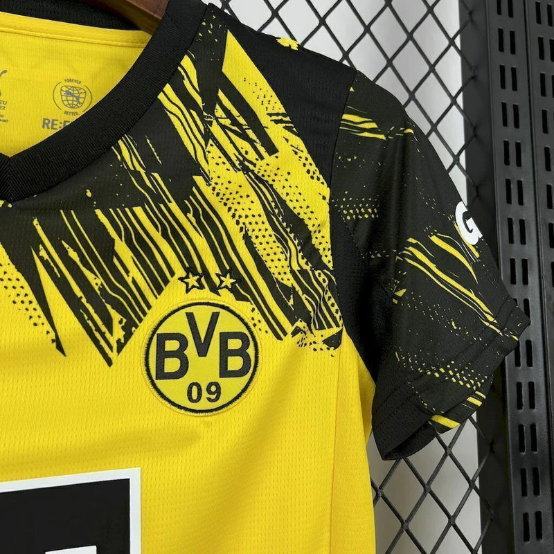 Kit Infantil Borussia Dortmund Home 2025/26 Puma com camisa amarela e short preto, escudo do clube e logo Puma