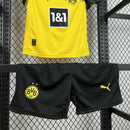 Kit Infantil Borussia Dortmund Home 2025/26 Puma com camisa amarela e short preto, escudo do clube e logo Puma