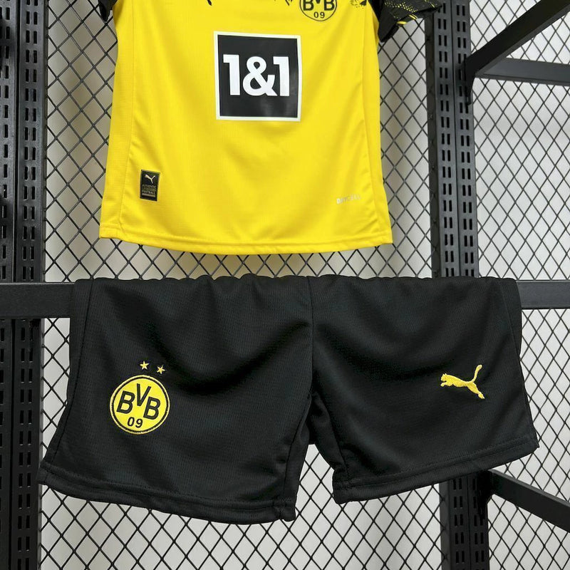 Kit Infantil Borussia Dortmund Home 2025/26 Puma com camisa amarela e short preto, escudo do clube e logo Puma