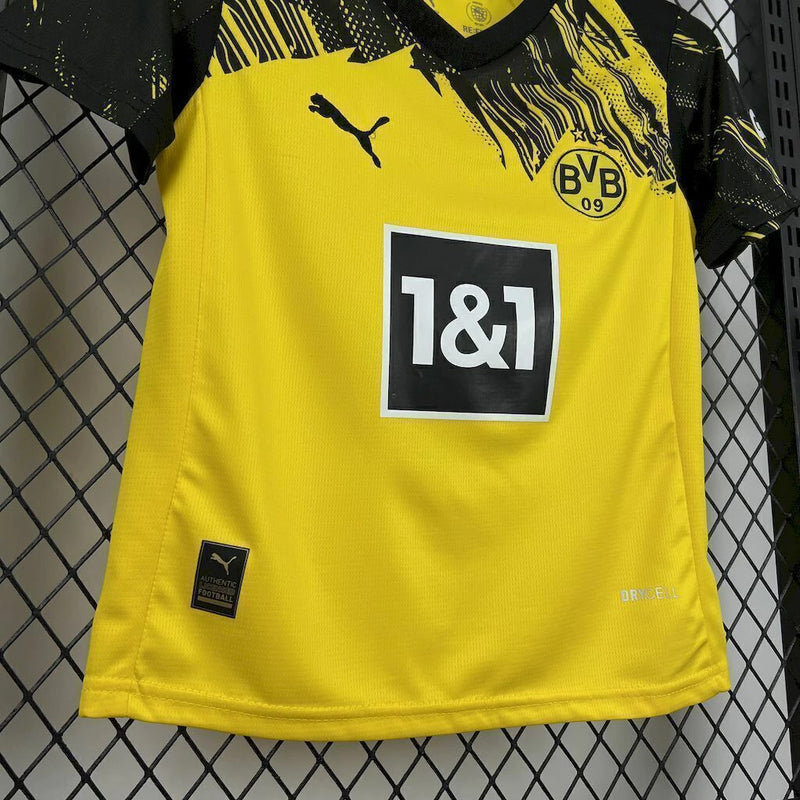 Kit Infantil Borussia Dortmund Home 2025/26 Puma com camisa amarela e short preto, escudo do clube e logo Puma