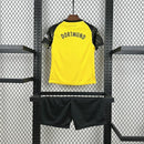 Kit Infantil Borussia Dortmund Home 2025/26 Puma com camisa amarela e short preto, escudo do clube e logo Puma