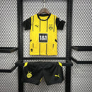 Criança vestindo o Kit Infantil Borussia Dortmund Home 2024/25 da PUMA, com camisa amarela e detalhes pretos, escudo do clube no peito e logotipo da PUMA, ideal para pequenos torcedores do time alemão.
