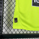 Criança usando o Kit Infantil Borussia Dortmund “Especial Anos 90” 2024/25 da PUMA, com camisa amarela em estilo retrô, gráficos ousados em preto e detalhes clássicos que remetem à década de 1990.