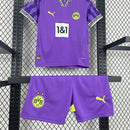 Criança com o Kit Infantil Goleiro Borussia Dortmund “Especial Anos 90” 2024/25 da PUMA, vestindo camisa de manga longa com estampa retrô colorida, short combinando e meias, em homenagem aos goleiros clássicos dos anos 1990.