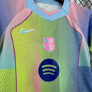 Kit Infantil Barcelona 2025/26 Nike com camisa e short, edição especial, cores azul e grená, escudo do Barcelona em destaque, tecido leve e respirável para crianças, ideal para treinos e jogos."