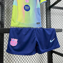Kit Infantil Barcelona 2025/26 Nike com camisa e short, edição especial, cores azul e grená, escudo do Barcelona em destaque, tecido leve e respirável para crianças, ideal para treinos e jogos."