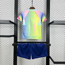 Kit Infantil Barcelona 2025/26 Nike com camisa e short, edição especial, cores azul e grená, escudo do Barcelona em destaque, tecido leve e respirável para crianças, ideal para treinos e jogos."