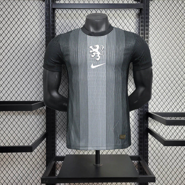 Camisa Holanda Goleiro 2025 Nike versão jogador masculina, modelo na cor vibrante com escudo termotransferido e tecnologia Dri-FIT ADV, disponível na Wazemix.”
