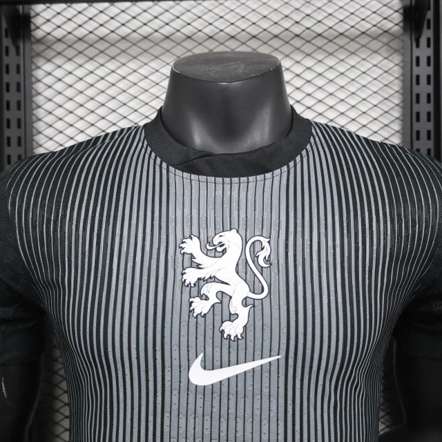 Camisa Holanda Goleiro 2025 Nike versão jogador masculina, modelo na cor vibrante com escudo termotransferido e tecnologia Dri-FIT ADV, disponível na Wazemix.”