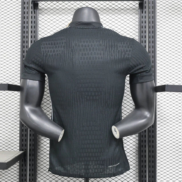Camisa Holanda Goleiro 2025 Nike versão jogador masculina, modelo na cor vibrante com escudo termotransferido e tecnologia Dri-FIT ADV, disponível na Wazemix.”
