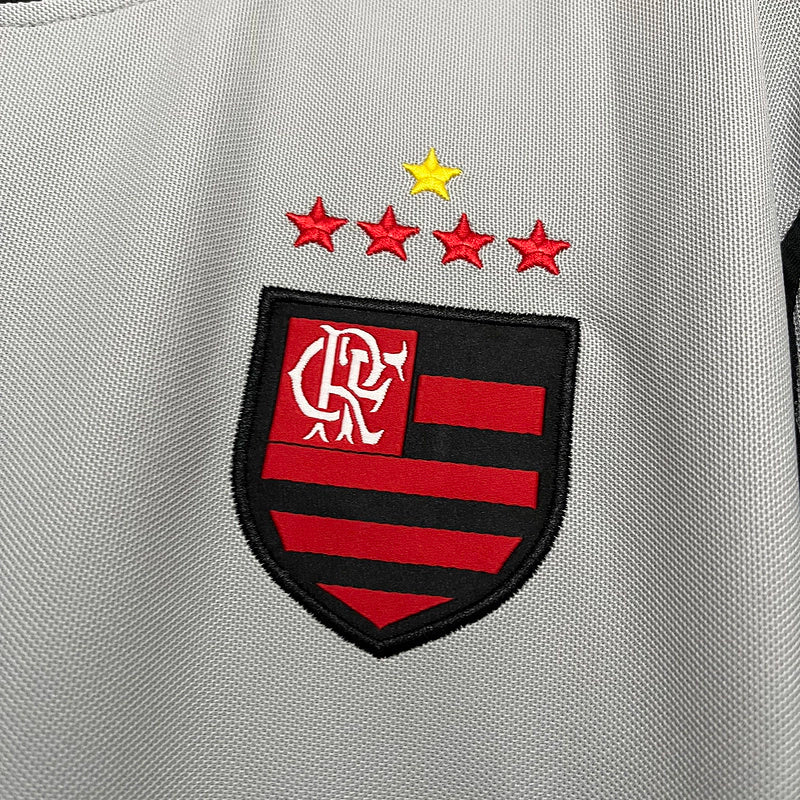 Camisa Flamengo retrô masculina manga longa modelo 2002/03 na cor cinza, com escudo bordado do clube e logo Nike, estilo vintage.
