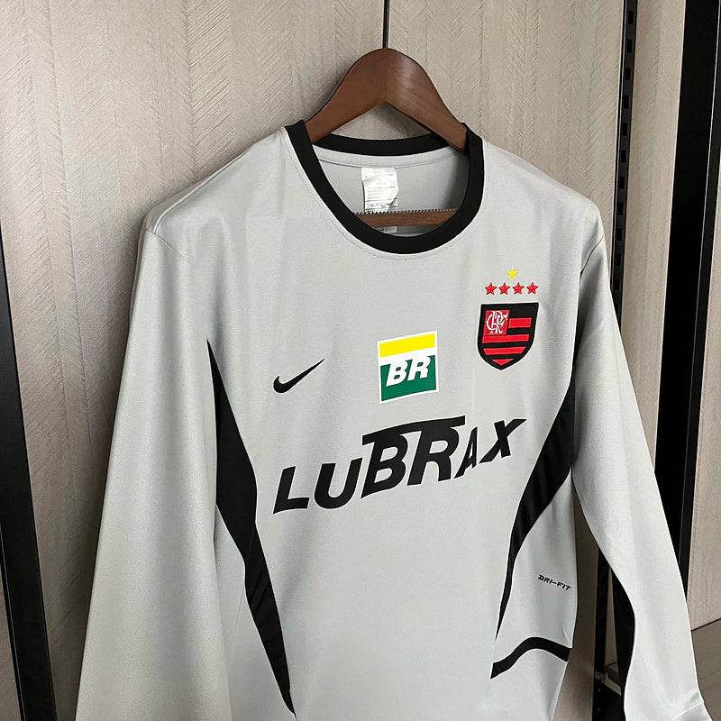 Camisa Flamengo retrô masculina manga longa modelo 2002/03 na cor cinza, com escudo bordado do clube e logo Nike, estilo vintage.