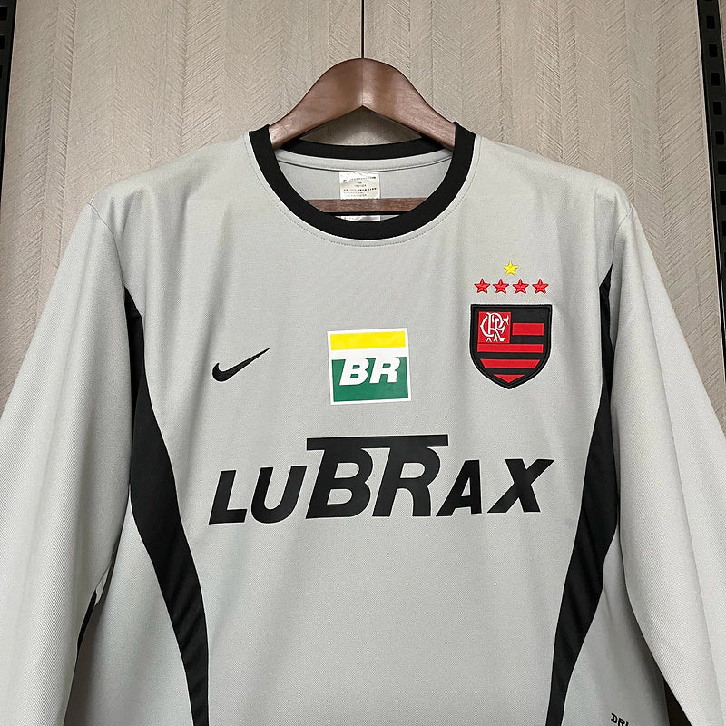 Camisa Flamengo retrô masculina manga longa modelo 2002/03 na cor cinza, com escudo bordado do clube e logo Nike, estilo vintage.