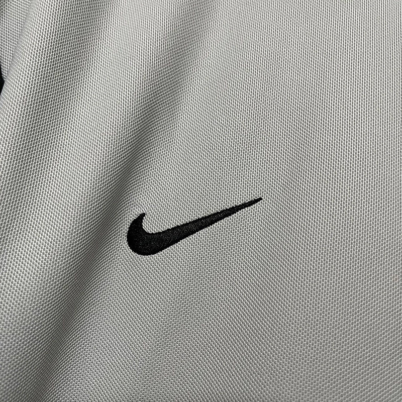 Camisa Flamengo retrô masculina manga longa modelo 2002/03 na cor cinza, com escudo bordado do clube e logo Nike, estilo vintage.