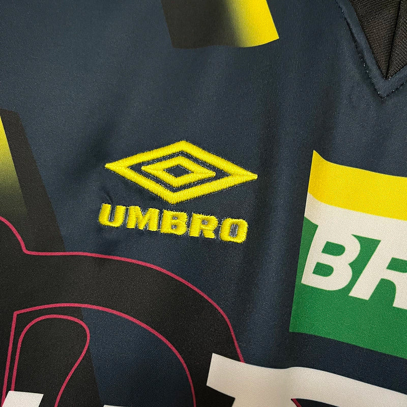 Camisa retrô Flamengo 1997/98 masculina, com listras horizontais vermelhas e pretas, escudo bordado e logo Umbro, modelo clássico dos anos 90.