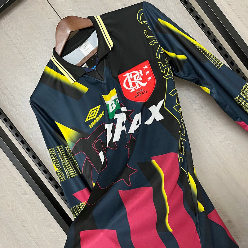 Camisa retrô Flamengo 1997/98 masculina, com listras horizontais vermelhas e pretas, escudo bordado e logo Umbro, modelo clássico dos anos 90.