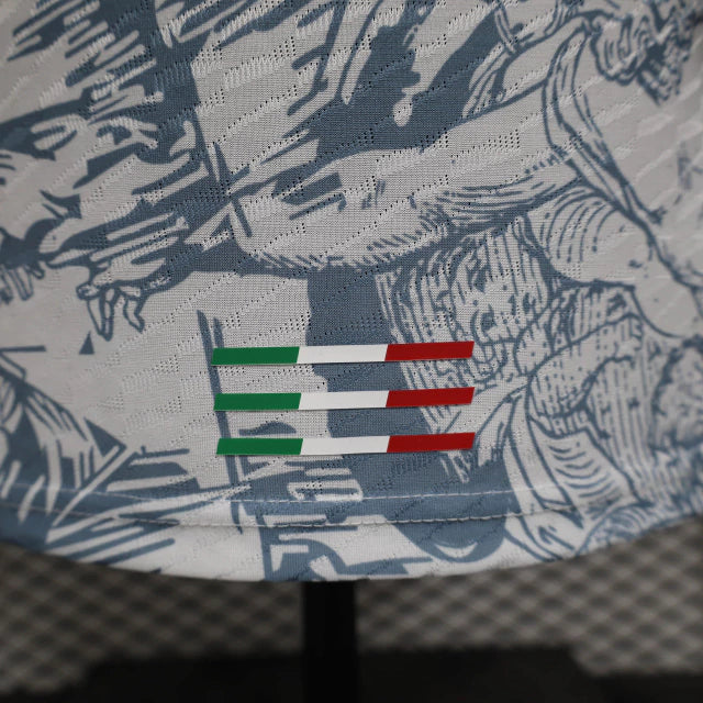 Camisa Itália Edição Especial 2025 versão jogador masculina na cor azul royal com detalhes dourados, modelo com escudo 3D e tecnologia de alta performance, à venda na Wazemix.