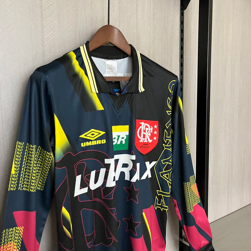 Camisa retrô Flamengo 1997/98 masculina, com listras horizontais vermelhas e pretas, escudo bordado e logo Umbro, modelo clássico dos anos 90.
