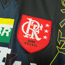 Camisa retrô Flamengo 1997/98 masculina, com listras horizontais vermelhas e pretas, escudo bordado e logo Umbro, modelo clássico dos anos 90.