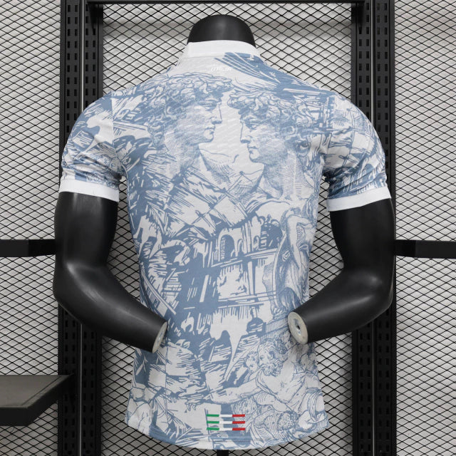 Camisa Itália Edição Especial 2025 versão jogador masculina na cor azul royal com detalhes dourados, modelo com escudo 3D e tecnologia de alta performance, à venda na Wazemix.