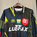 Camisa retrô Flamengo 1997/98 masculina, com listras horizontais vermelhas e pretas, escudo bordado e logo Umbro, modelo clássico dos anos 90.