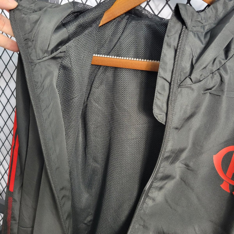 Jaqueta corta vento preta do Flamengo Adidas masculina com capuz e logo 