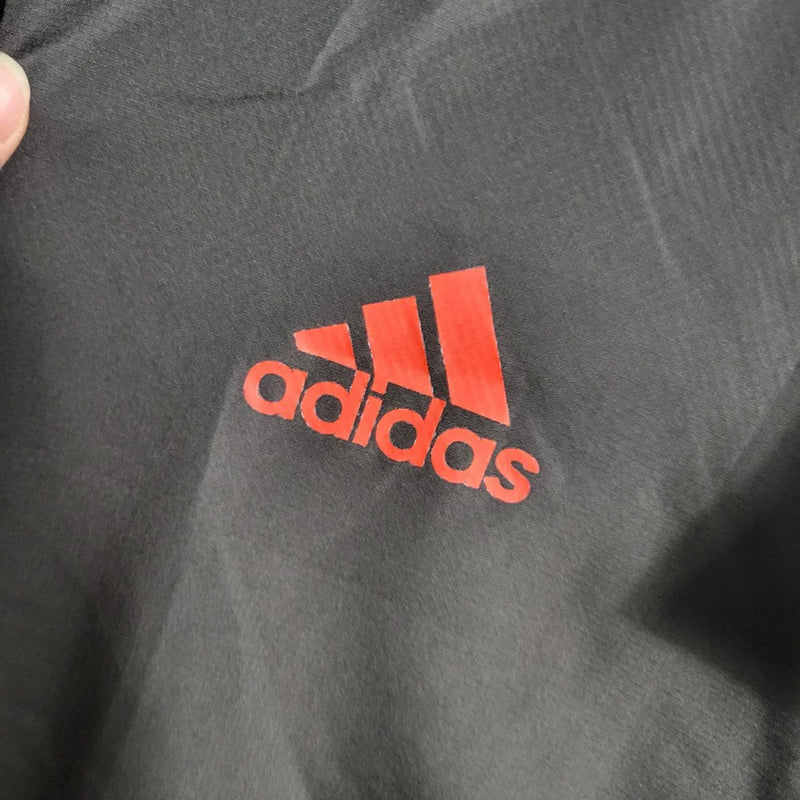 Jaqueta corta vento preta do Flamengo Adidas masculina com capuz e logo 