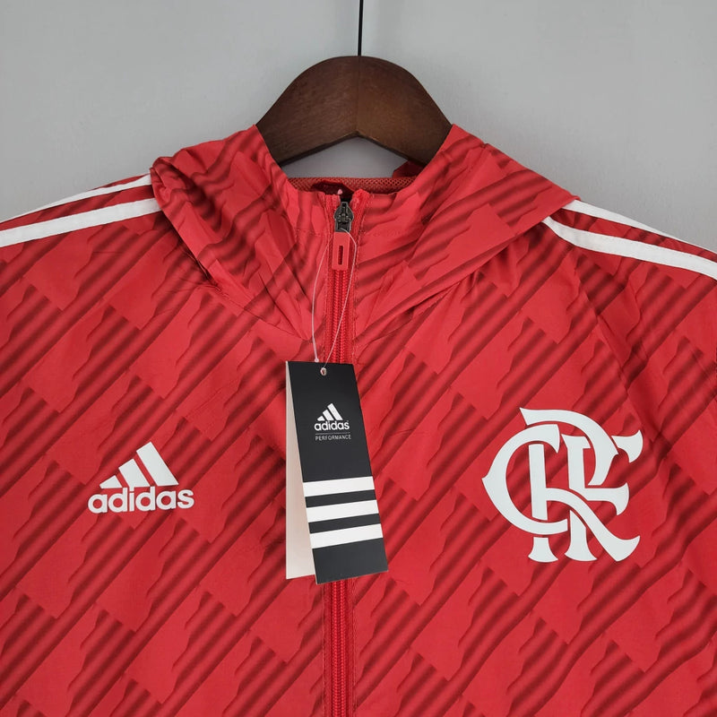 Jaqueta corta vento vermelha do Flamengo Adidas 2022 com capuz e zíper completo