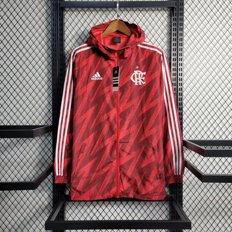 corta vento Flamengo 2022 na cor vermelha com zíper completo e logo do clube