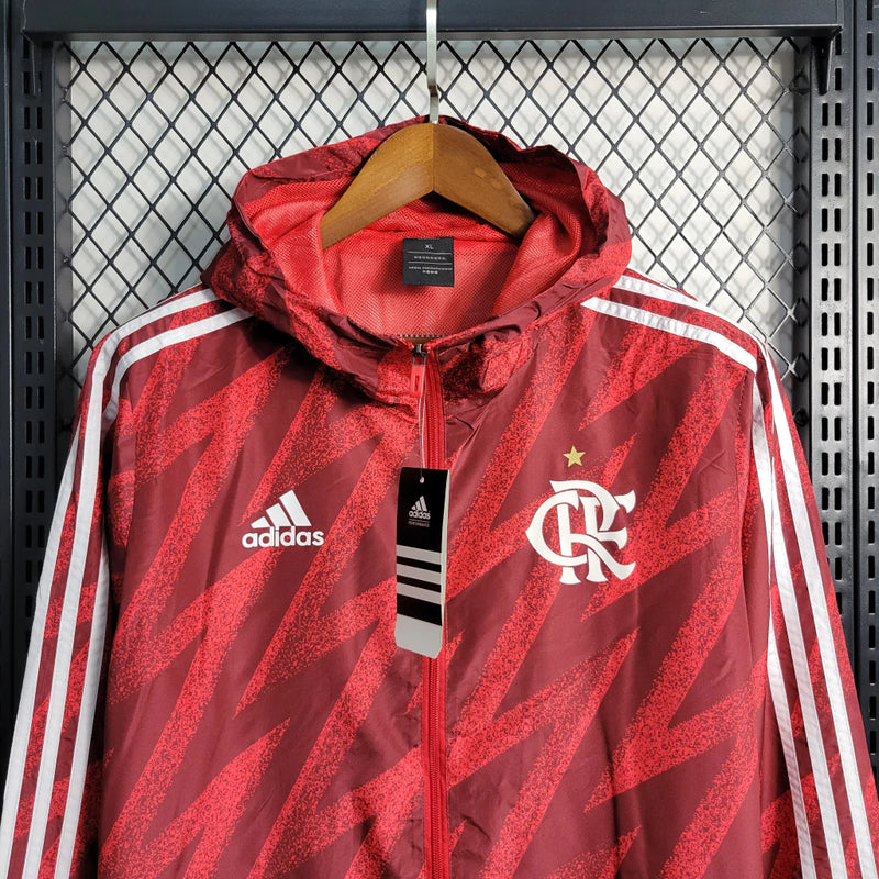 corta vento Flamengo 2022 na cor vermelha com zíper completo e logo do clube