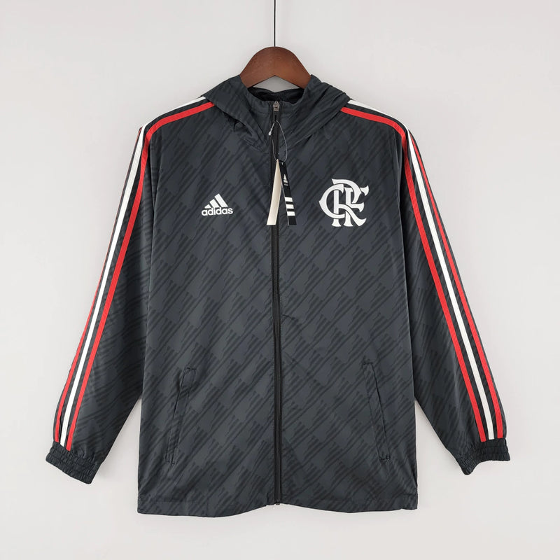 Jaqueta corta vento preta do Flamengo modelo 2022 com zíper frontal e bolsos laterais