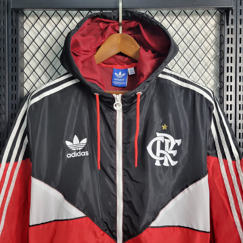 Corta Vento Flamengo 2023/24 Masculino ,nas cores vermelho, preto e branco, com escudo do clube estampado no peito, capuz ajustável e zíper frontal – vestuário  para torcedores do Mengão.