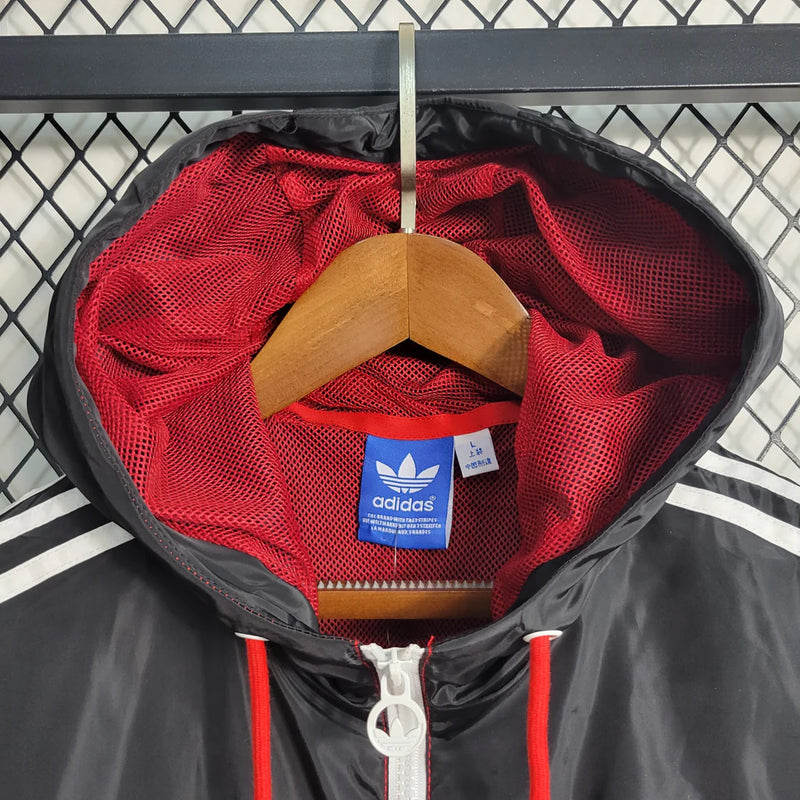 Corta Vento Flamengo 2023/24 Masculino ,nas cores vermelho, preto e branco, com escudo do clube estampado no peito, capuz ajustável e zíper frontal – vestuário  para torcedores do Mengão.