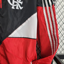 Corta Vento Flamengo 2023/24 Masculino ,nas cores vermelho, preto e branco, com escudo do clube estampado no peito, capuz ajustável e zíper frontal – vestuário  para torcedores do Mengão.