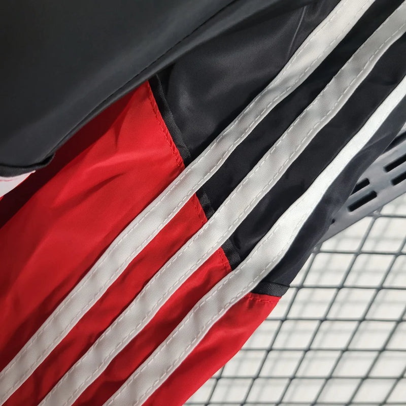 Corta Vento Flamengo 2023/24 Masculino ,nas cores vermelho, preto e branco, com escudo do clube estampado no peito, capuz ajustável e zíper frontal – vestuário  para torcedores do Mengão.
