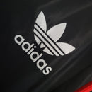 Corta Vento Flamengo 2023/24 Masculino ,nas cores vermelho, preto e branco, com escudo do clube estampado no peito, capuz ajustável e zíper frontal – vestuário  para torcedores do Mengão.